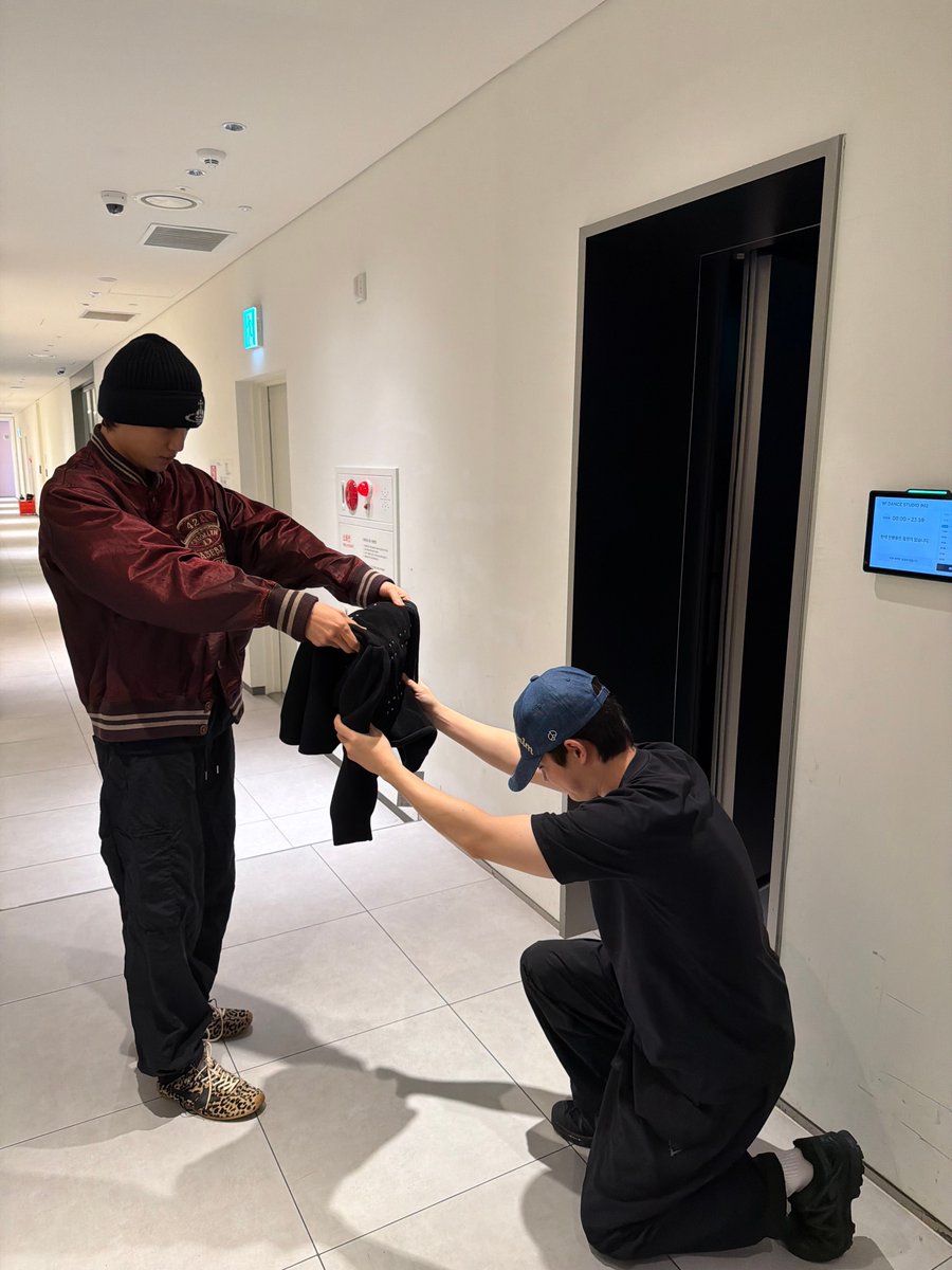 milkteus's tweet photo. not kyungsoo and jongin taking turns kneeling to exchange birthday gifts ㅋㅋㅋㅋㅋㅋ https://t.co/FRPrJmr7In