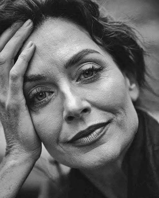 "Avec l’âge…
on commence à ne plus voir de près
et à moins entendre de loin,
à dormir moins longtemps
et à marcher un peu plus lentement.
Mais avec l’âge,
on apprend aussi à s’aimer un peu plus,
à avoir moins de regrets,
et à chercher son bonheur
sans jamais se sentir coupable.