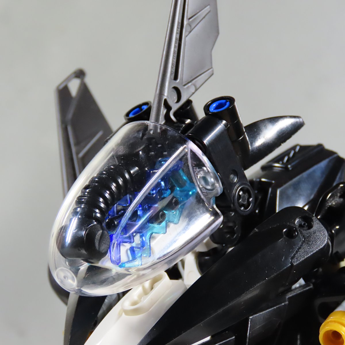 バイオニクルすきだけど同時にレゴという表現手段のひとつだという舌の時もあるので、こんなふうに最近のレゴシリーズとも全然組み合わせてオリジナルロボ作るのも楽しいよ（手招き）