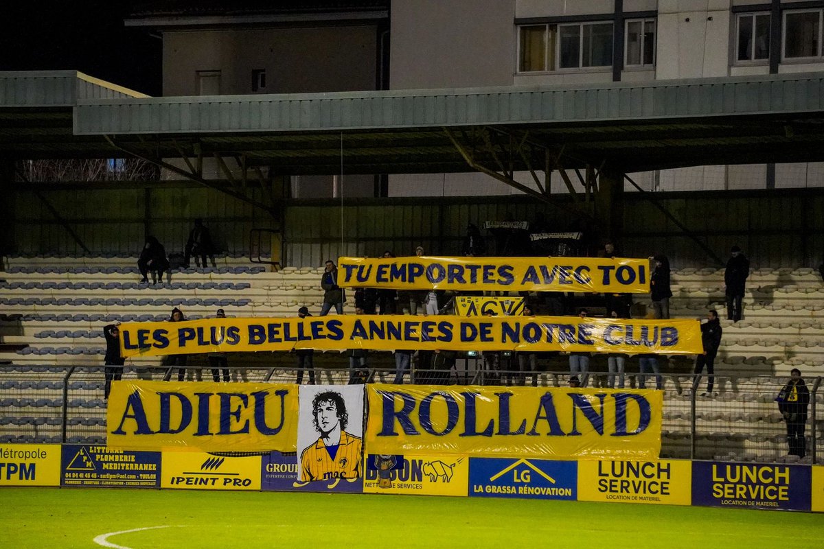 sportingtoulon's tweet photo. Hommage à Rolland Courbis hier à Bon Rencontre 🙏🏻 
Adieu Rolland https://t.co/E0sJ9TjEbf