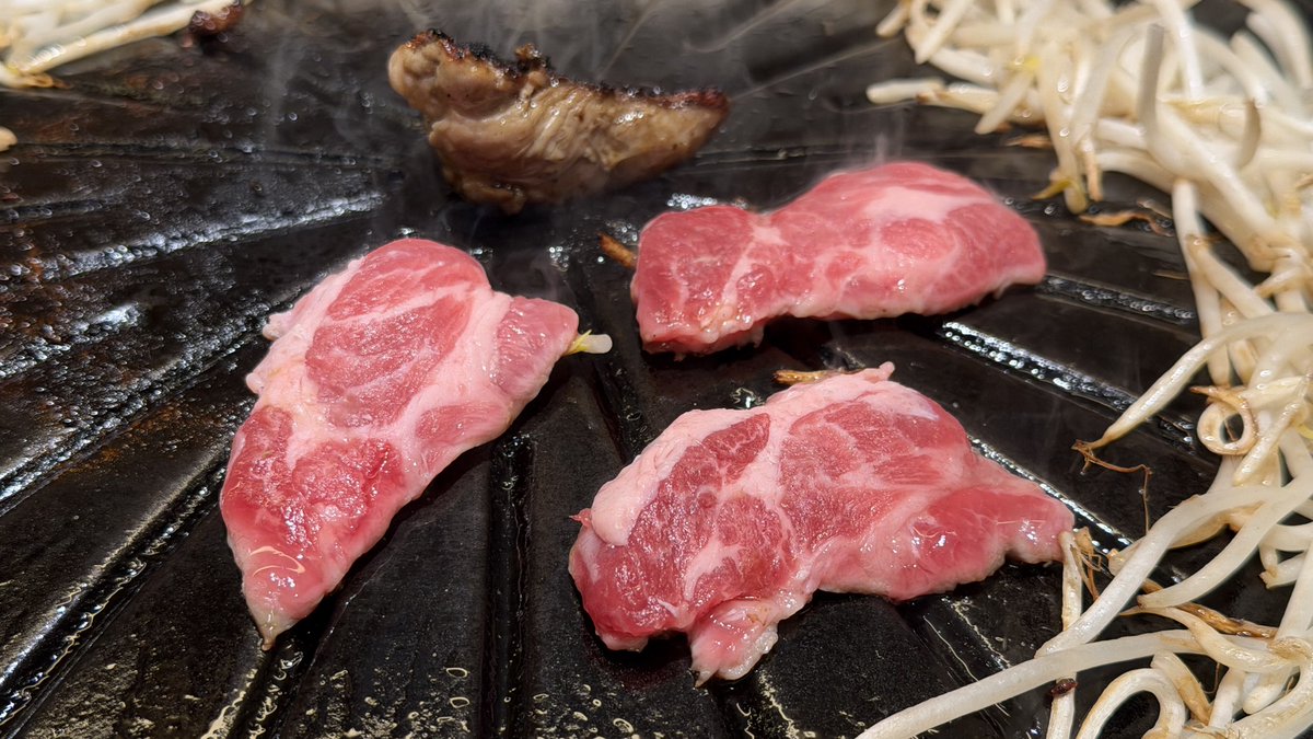 五反田で一人ジンギスカンできるすごいランチ見つけた…一人でこの肉の量は最高でご飯大盛り無料にスープとキャベツおかわり自由。さらにソフドリ飲み放題。これは強い…『ジンギスカン霧島』