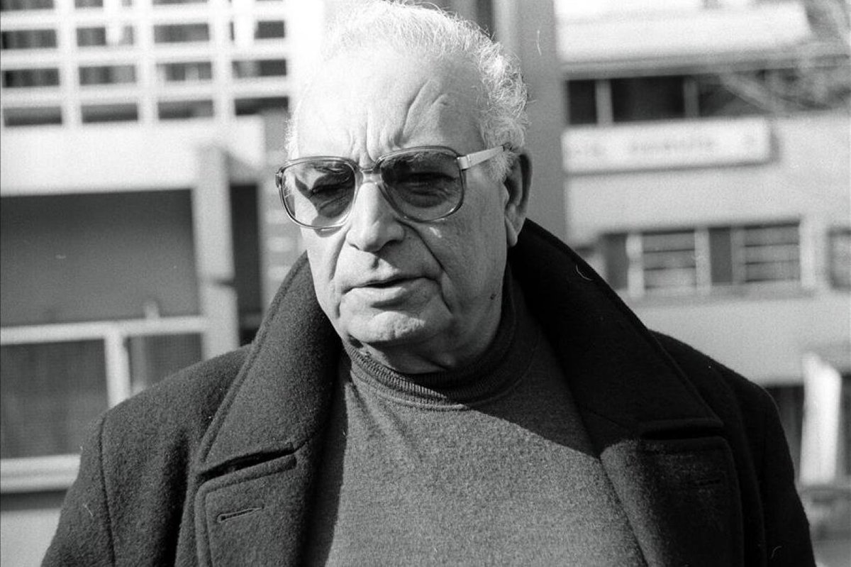 "Bizi düşünmeye alıştırmamışlar. Üstelik de düşünmeyelim diye ellerinden geleni yapmışlar."  

Yaşar Kemal