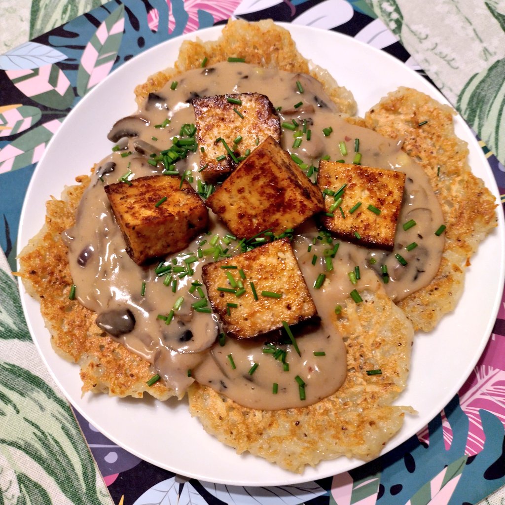 Last night's dinner: Polish potato pancakes with mushroom sauce &amp; crispy tofu. Simple &amp; delicious 😋 Was craving potato pancakes for a while now! It's my childhood favourite, my Dad used to eat them simply sprinkled with some sugar, that's it. How I miss him 💔
#vegan #plantbased