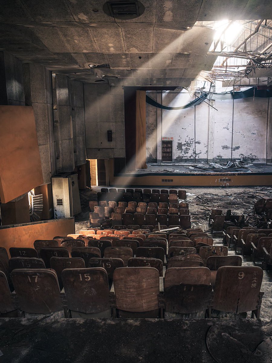 屋根の抜けた廃劇場。
受賞者発表みたいなスポットライトが出現してた