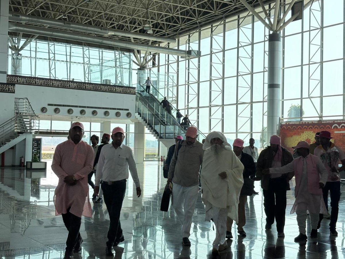 "परहित सरिस धर्म नहिं भाई, पर पीड़ा सम नहिं अधमाई।"
(There is no greater virtue than doing good to others, and no greater sin than causing suffering to others.)
A💞🙏🙏🙏
Jaigurudev 
 
जिससे भव पार हों संसारी
#वक्त_का_सतसंग_सुनो_नर_नारी