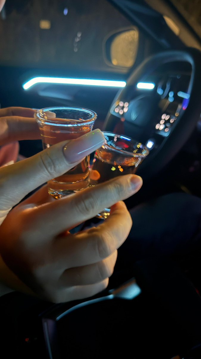 Gestern wieder die volle Kanne im 102 Club Neuss bei EINMALIG EVENTS – 6 - party hard Edition 💥🔥

Es wurde SO richtig kinky gefeiert, der Vibe war einfach next level 😈

Schon vor Ort im Auto mit nem ordentlichen Schluck Haselnuss-Likör vorgeglüht 🥃🚗

Drinnen dann volle