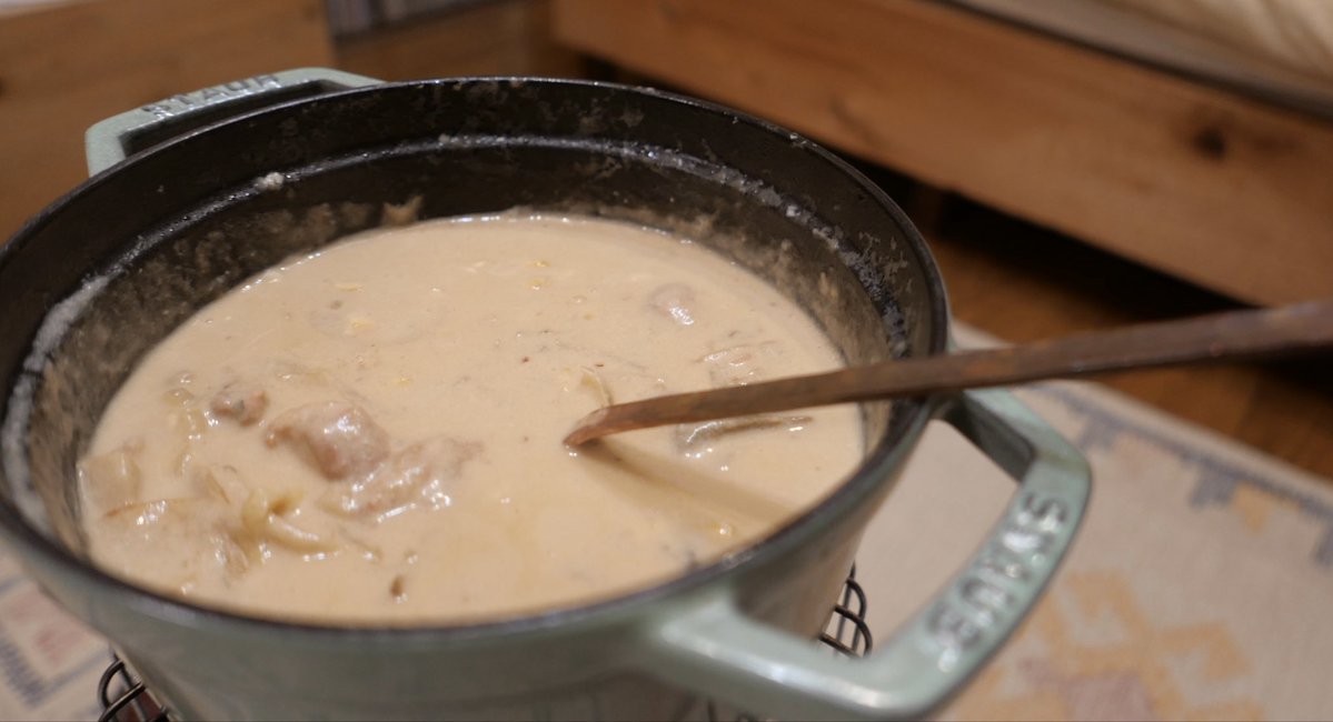 izufishing's tweet image. 今日も仕事。すっかり元の暮らしに。まだ足は痛いけど、なんとか復帰モードに。今日は牛乳と生クリームのあまりでクリームシチューを自作　鶏、玉ねぎ、エリンギのシンプルな内容。冬だしストウブほったらかし調理　いい感じに仕上がった。

#自炊