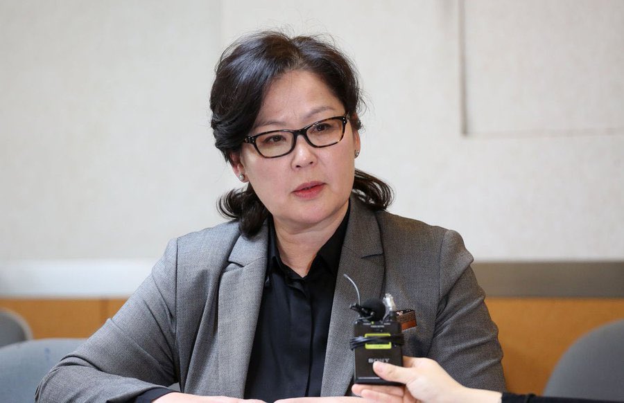 АТГ-аас нэгжлэг хийсэн Хотын стандарт, хяналтын газрын дарга, Улсын комиссын дарга С.Төмөрдулам 2.5 тб-н 2 байртай, 5 авто зогсоолтой, үйлчилгээний 1 барилгатай. Lexus-470, 570, RX-350 маркийн 3 машинтай. Нөхөр нь мебелийн салбар дэлгүүртэй. Төрд насаараа ажилласан тэрбумтан￼