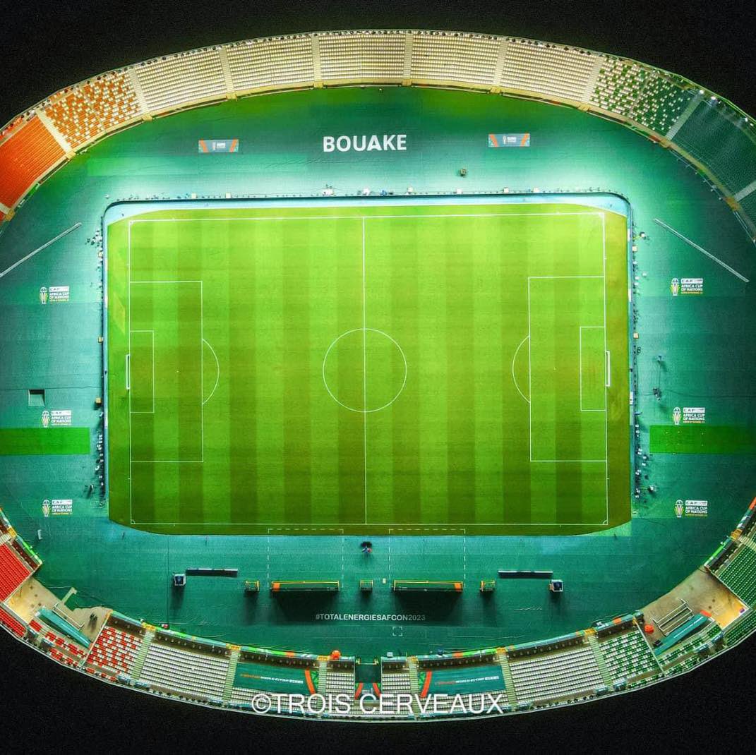 saedeciv's tweet image. Pelouse du stade de Bouaké, CAN en Côte d’Ivoire : un terrain qui a marqué l’histoire… surtout pour l’Algérie qui s’est fait éliminer par la Mauritanie.

#TotalEnergiesAFCON2025 #cotedivoire #civ #civ225