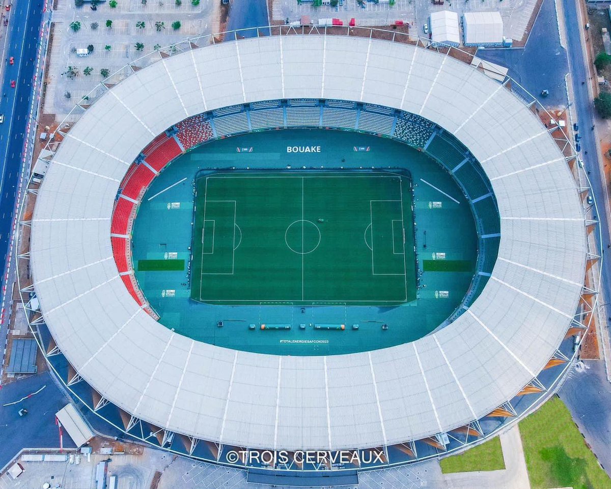 saedeciv's tweet image. Pelouse du stade de Bouaké, CAN en Côte d’Ivoire : un terrain qui a marqué l’histoire… surtout pour l’Algérie qui s’est fait éliminer par la Mauritanie.

#TotalEnergiesAFCON2025 #cotedivoire #civ #civ225