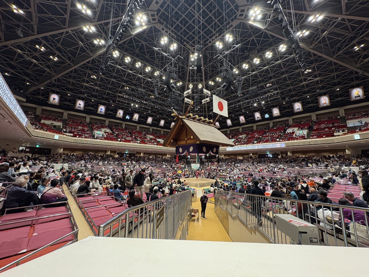 sayamax's tweet photo. 大相撲すごい！

枡席で観戦🥰🥰🥰

まさかの本日は天皇陛下もいらっしゃる！

なんて日だ！🥳

#大相撲
#天皇陛下
#お茶屋さん https://t.co/qas7iVoqlX