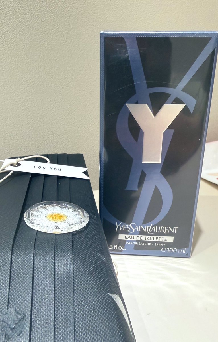 ye1509's tweet image. 티니들 궁금하던 민기의 애장품 애용 향수 대공개! 
일단 향은 좋아! 센스 있는 향, 남성미 이뿜뿜! 
여자지만 난 이 향 좋아! 
ATEEZ #Ateez 송민기 #민기 에이티즈 에이티즈팬미팅