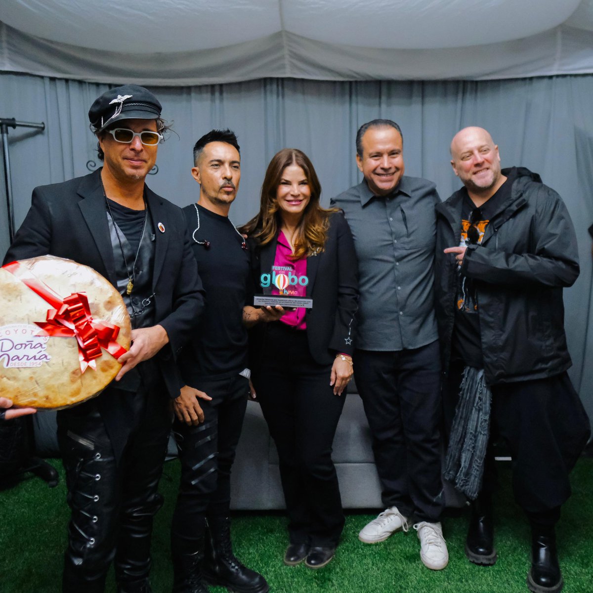 tonoastiazaran's tweet image. Un gusto saludar a Moenia, una banda que ha marcado la historia del pop electrónico en español y que cuenta con más de tres décadas de trayectoria musical.🎶

Gracias por hacer de esta noche algo especial y por regalarle a la H un concierto que se quedará en la memoria del Cuarto…