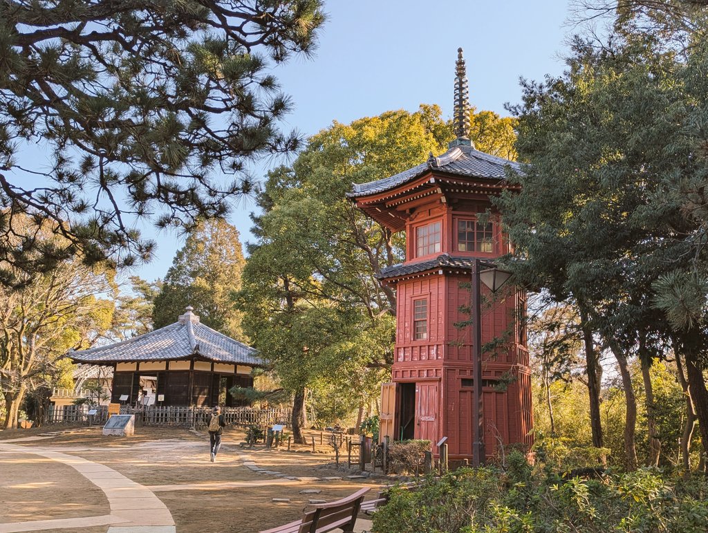 fujisawa_uruu's tweet photo. 哲学堂公園に初めて行ったけどなかなか良かった。東洋大学の創設者によって作られた精神修養の場として作られた公園で明治期以降に建てられた建物が複数あります。四聖堂・六賢台・無尽蔵・宇宙館・絶対城と各建物の名前が厨二くさいのもとてもよい。月2回と春と秋に内部公開しています。 https://t.co/qRW15bSo1z