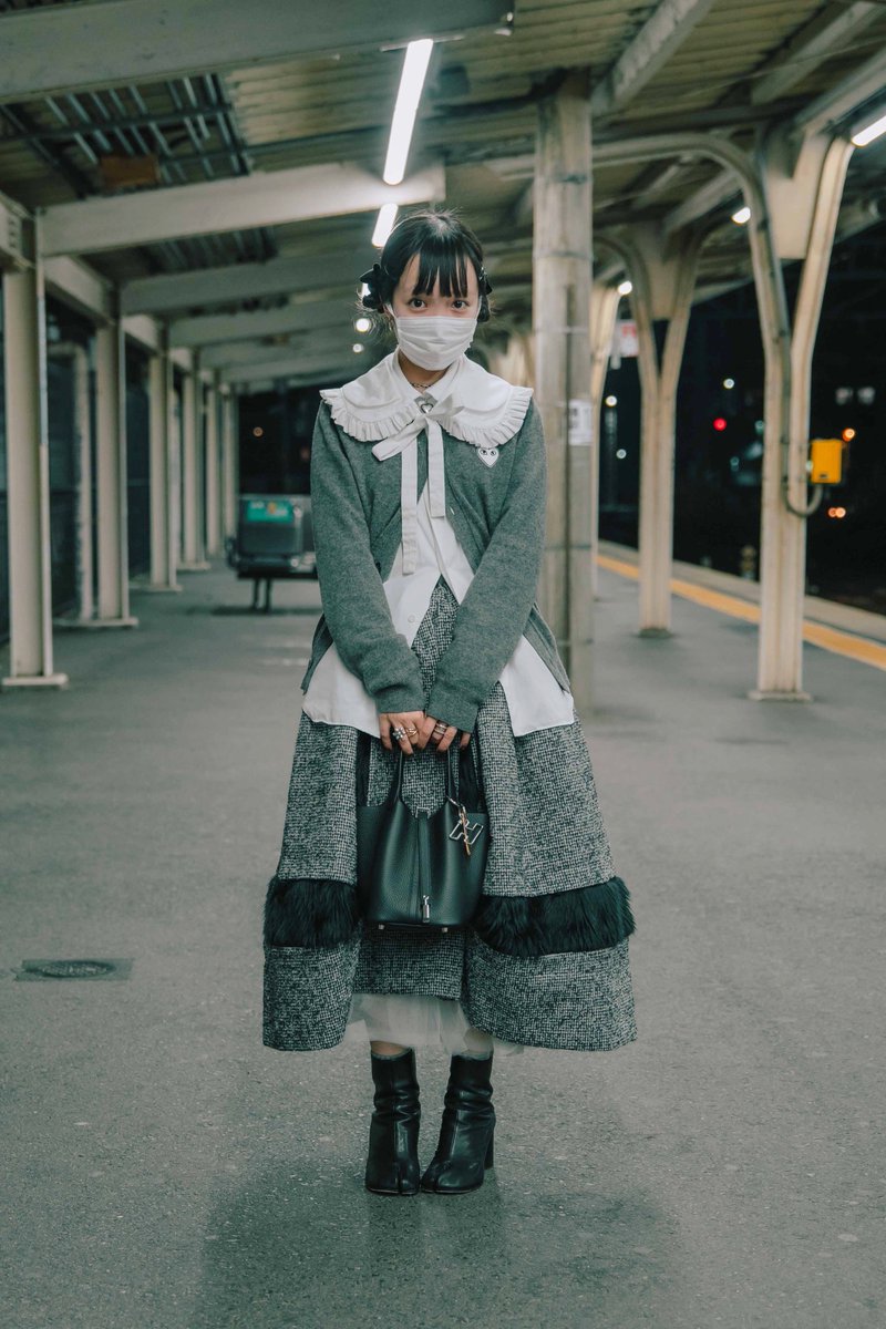 昨日の服 コムコムスカートPLAYカーディガンに付け襟 ディナーに行った 