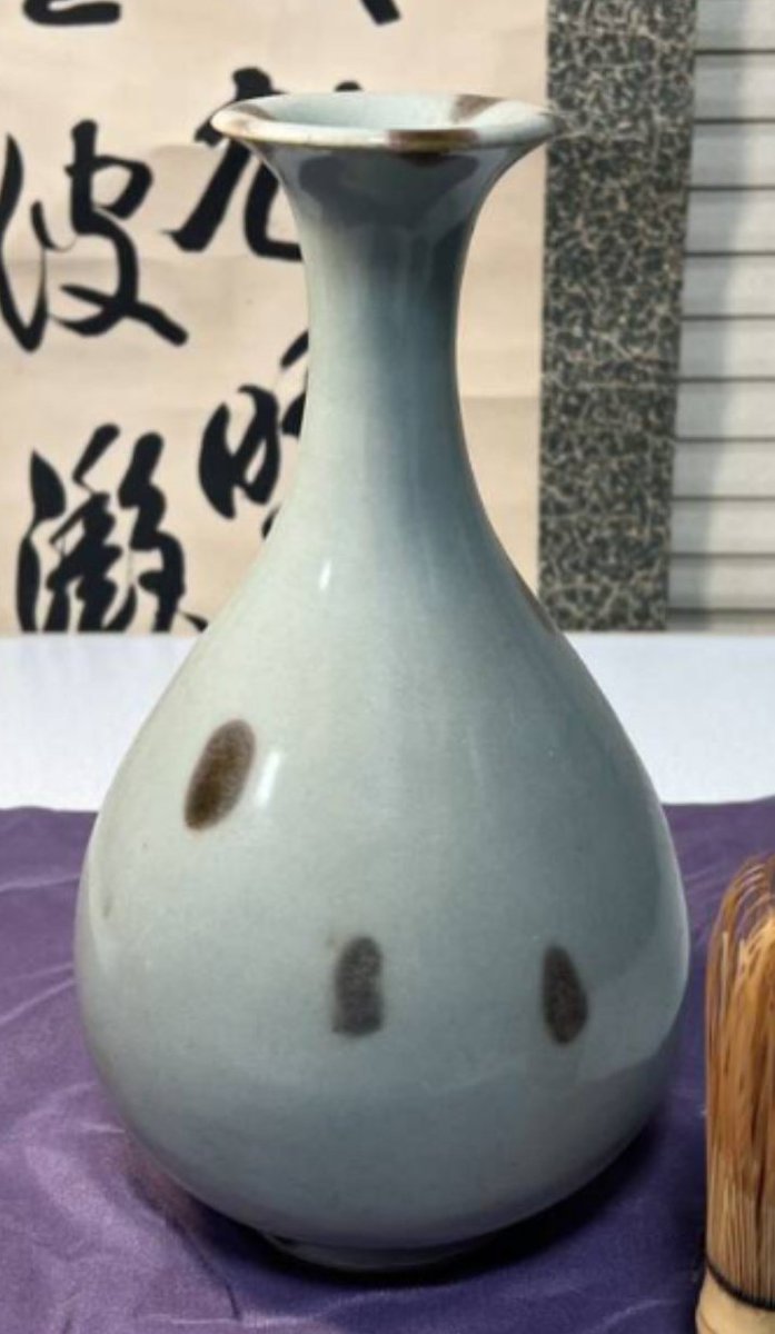 kujiratama's tweet image. かなりビビったのは焼成温度不足で釉薬と鉄斑の溶融と発色が不完全とはいえ元代龍泉窯の飛青磁玉壺春瓶の発掘完品が出てきた事

ある程度量産された形式なものの最高峰の伝世品は国宝・重文指定されているという点では鳳凰耳花入と同じカテゴリーだが、圧倒的に市場に出てくる機会が少ない