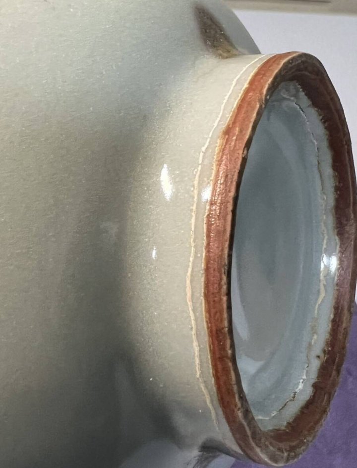 kujiratama's tweet image. かなりビビったのは焼成温度不足で釉薬と鉄斑の溶融と発色が不完全とはいえ元代龍泉窯の飛青磁玉壺春瓶の発掘完品が出てきた事

ある程度量産された形式なものの最高峰の伝世品は国宝・重文指定されているという点では鳳凰耳花入と同じカテゴリーだが、圧倒的に市場に出てくる機会が少ない