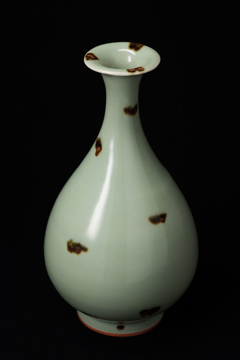 kujiratama's tweet image. かなりビビったのは焼成温度不足で釉薬と鉄斑の溶融と発色が不完全とはいえ元代龍泉窯の飛青磁玉壺春瓶の発掘完品が出てきた事

ある程度量産された形式なものの最高峰の伝世品は国宝・重文指定されているという点では鳳凰耳花入と同じカテゴリーだが、圧倒的に市場に出てくる機会が少ない