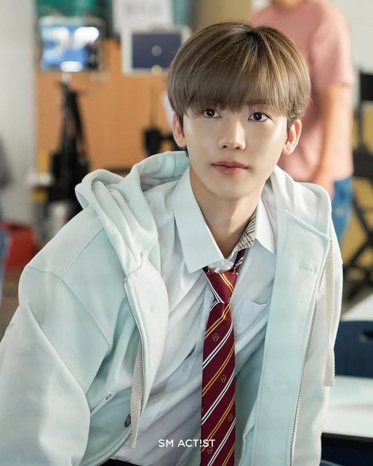 AUMsushar's tweet image. หน้าชีเด็กมากกกกกกก ปีนี้ 26 แล้ว หน้ายังเหมือน 10 ปีที่แล้ว รับบทไฮสคูลอย่างเนียน แล้วผิวดี หน้าฉ่ำโกลว โต่วอินมากกก