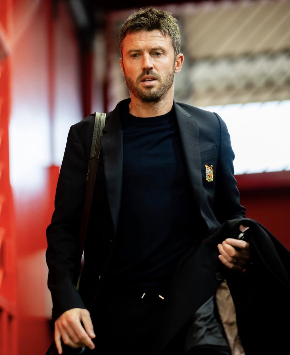 chichaa_14's tweet image. United style 👹❤️
สิ่งนึงที่ชอบมากๆคือความใส่ใจรายละเอียดเล็กๆน้อยๆของทั้ง 2 คน ที่เลือกจะใส่สูททางการของสโมสรมาสนามในวันแรกที่คุมทีมในบ้าน แล้วตอนแข่งค่อยเปลี่ยนใส่ของสปอนเซอร์ ทั้งที่สโมสรไม่ได้บังคับ
รู้เลยว่าภูมิใจและเป็นเกียรติมากๆที่ได้เป็นโค้ชให้สโมสรที่ตัวเองรัก 😍