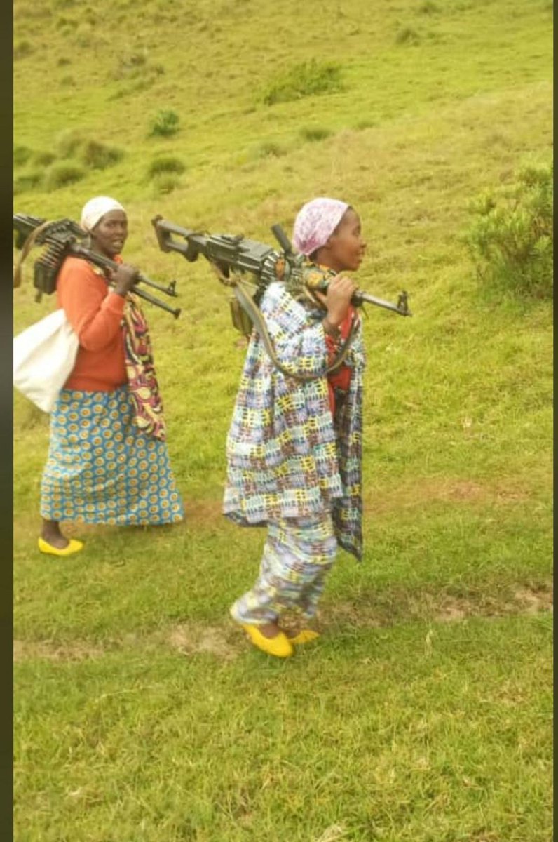 Un massacre serait en préparation à Uvira, selon des sources locales.
Le #M23 préparerait un scénario de manipulation : diffusion de vidéos de civils #banyamulenge prétendant fuir après le départ de leurs protecteurs, puis exactions visant à incriminer les #FARDC et les #FDNB.