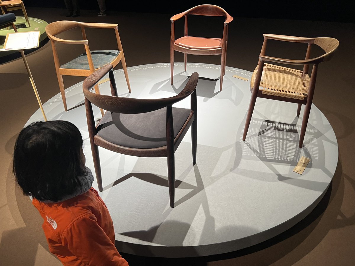 ウェグナー展最終日滑り込み。田根さん会場構成。年表→パーツと制作工程→マスターピース→コレクションとシークエンシャル。途中で原寸でスケッチしながら解説してるインタビュー映画があって理解が進んだ。