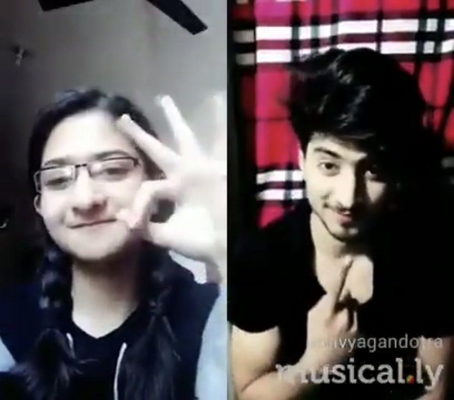 TheMidNightEvil's tweet photo. @divya_gandotra Degree lene ke time faisal sheikh pe line maar rahi thi aur yaha bakcodi karr rahi hai https://t.co/PRcnwCtm6P