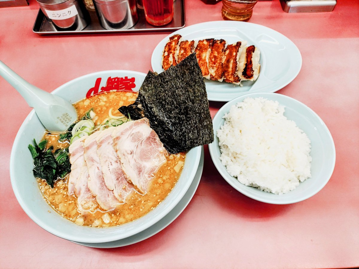 Type10Ak's tweet image. 山岡家仙台泉区店。

特製みそチャーシュー麺、背脂•ほうれん草トッピングに餃子ライス1,720円。

14時に来て、30人並んでるんだけどそこまで並んで食べる価値があるのだろうか。早く流行終わってほしい。