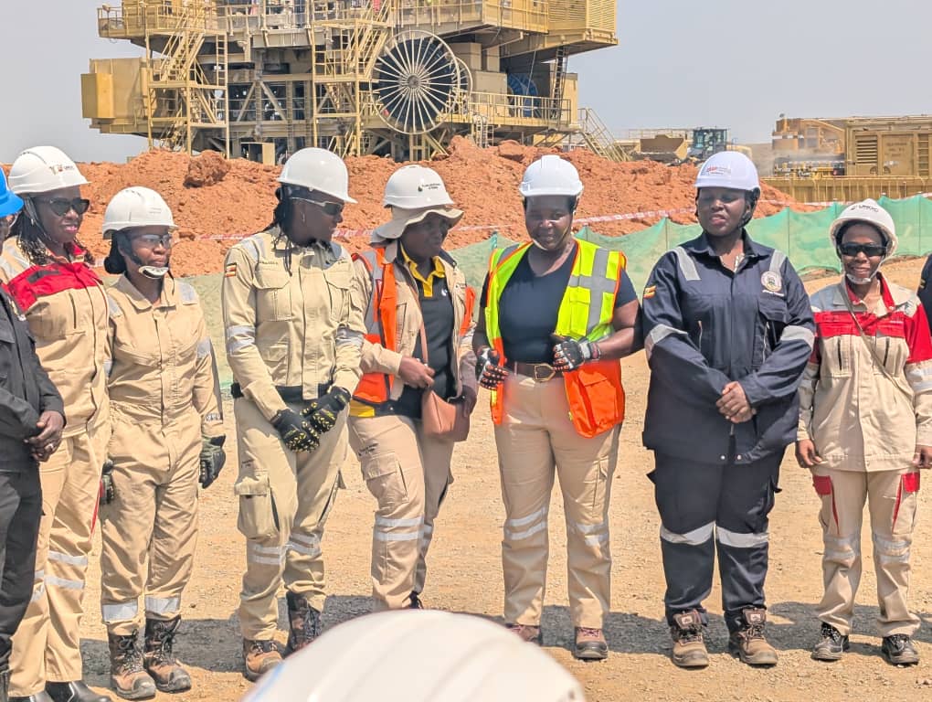 JjJudicious's tweet photo. Breaking Barriers at the Rig 💪🏽

While you were away…

I had the privilege of rubbing shoulders with Hon. Ruth Nankabirwa, Uganda’s Minister of Energy and Mineral Development at one of the Tilenga rigs (Sinopec 1502).

 #WomenInEnergy 
#TilengaPoject
#SLB
#UgandaFirstOil https://t.co/FdaijvAVSX