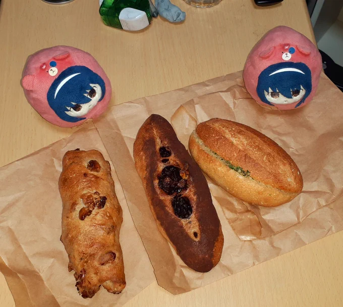 今日は家で作業しながら佐野市吉水町ベーカリーSAKURAさんのパン食べてるんです おフランス系のが超お気に入り 歯応えあって旨い 石窯焼きバケット完売