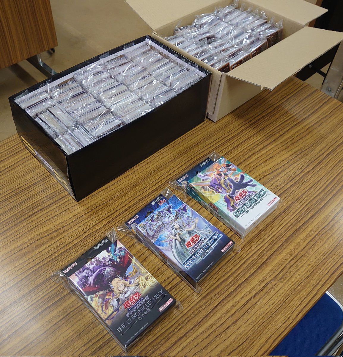 ColnDbaseM's tweet image. 今回のサブイベントは
【景品争奪戦】✨

勝ち…2pt
負けor引き分け…1pt

2ptにつき、ブロックオリパを1つ引けます❇️
そして、稀に封入されているトークンを当てると…景品をプレゼント🙆❗✨

対戦会も後半戦❇️
残り時間も楽しんで行って下さい🥳❗✨
＃DBASE対戦会