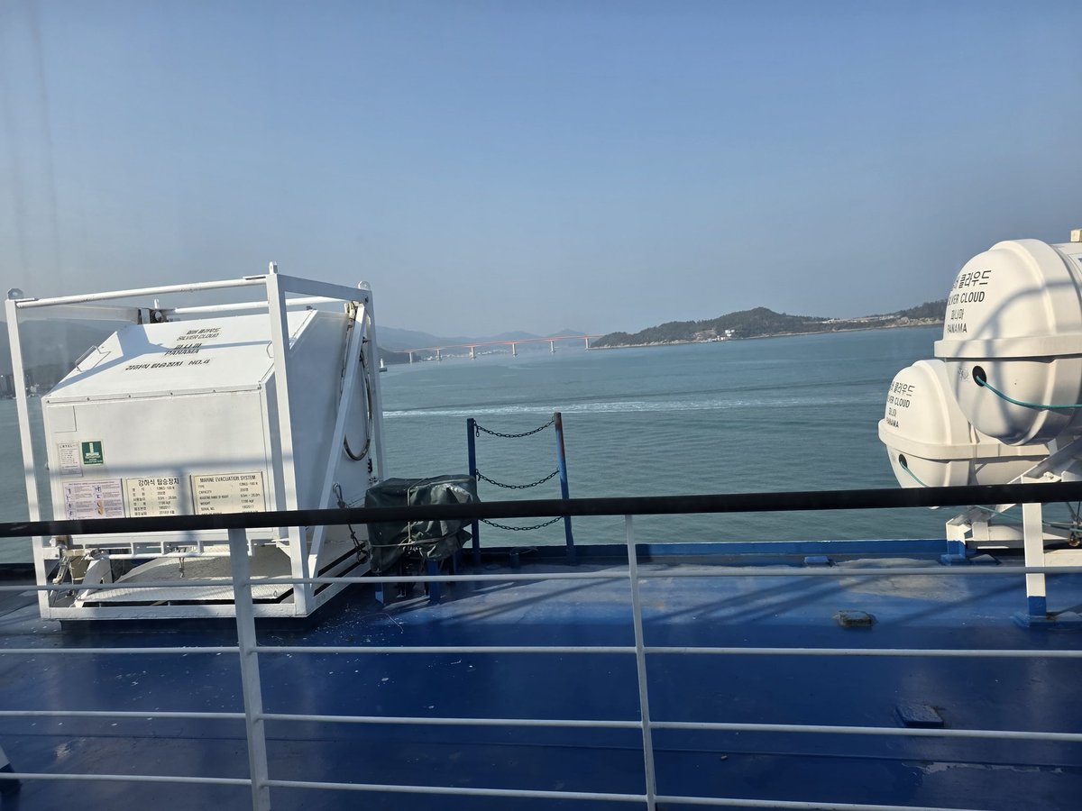 The4devas's tweet image. 배에서 원고하기~