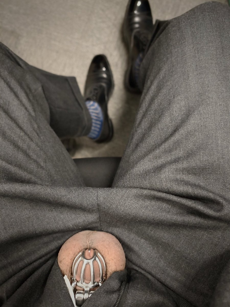 周末加班的正装社畜