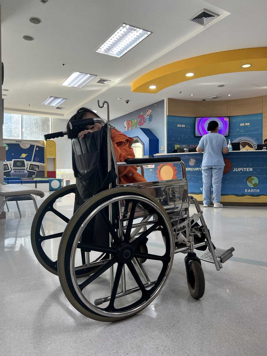 孩子突然发烧，很难受，就赶紧来医院了。 医院诊断费+化验费一共5300泰铢，我们买了一年2200块人民币 的人保保险，所以是可以报销的，顺便提一下我们大人买的也是同样的保险，一年1500块人民币左右，但是我们倒从没用过。