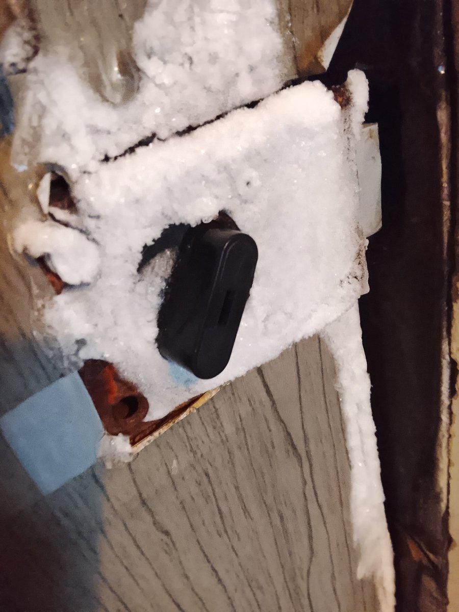 Иней и лёд на двери с внутренней стороны 🤙