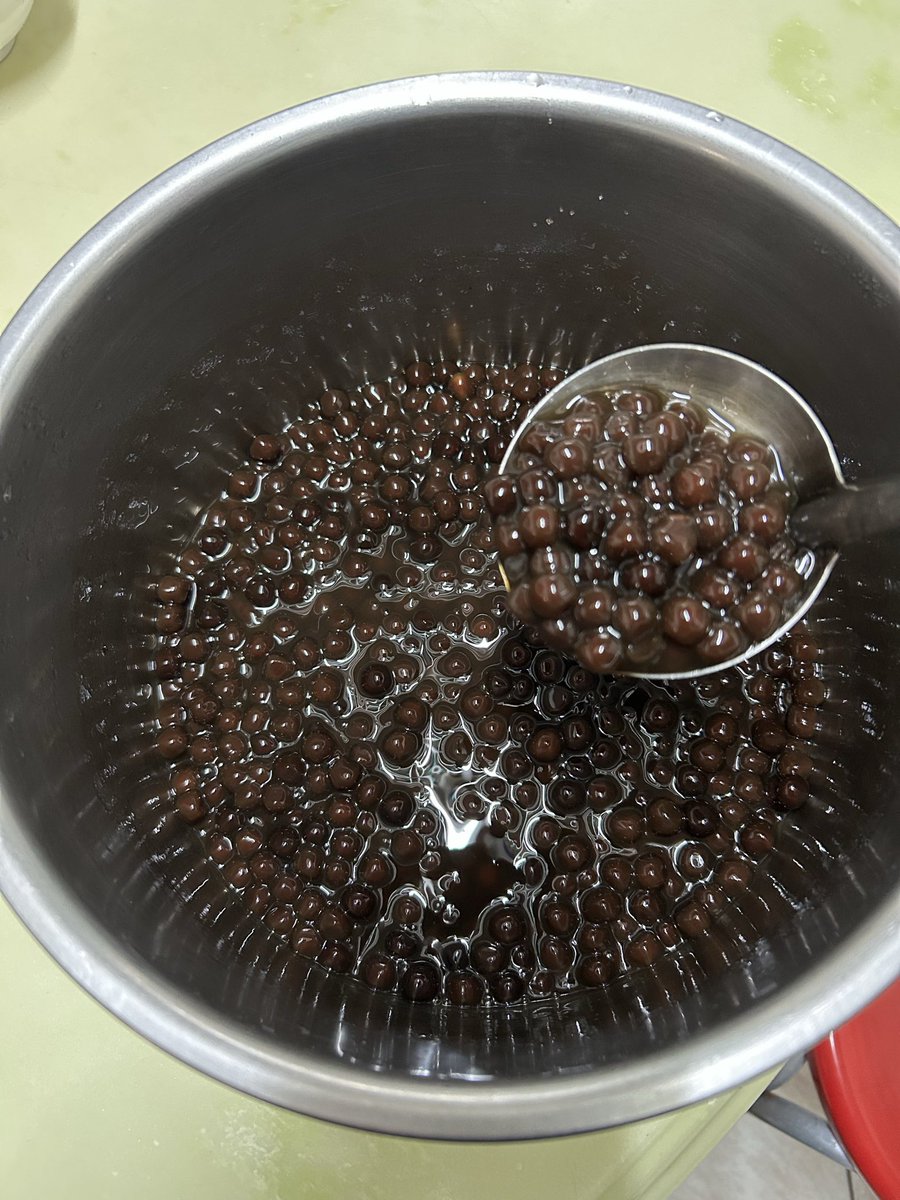 週末的下午茶😅加鮮奶就變黑糖鮮奶+珍珠😋