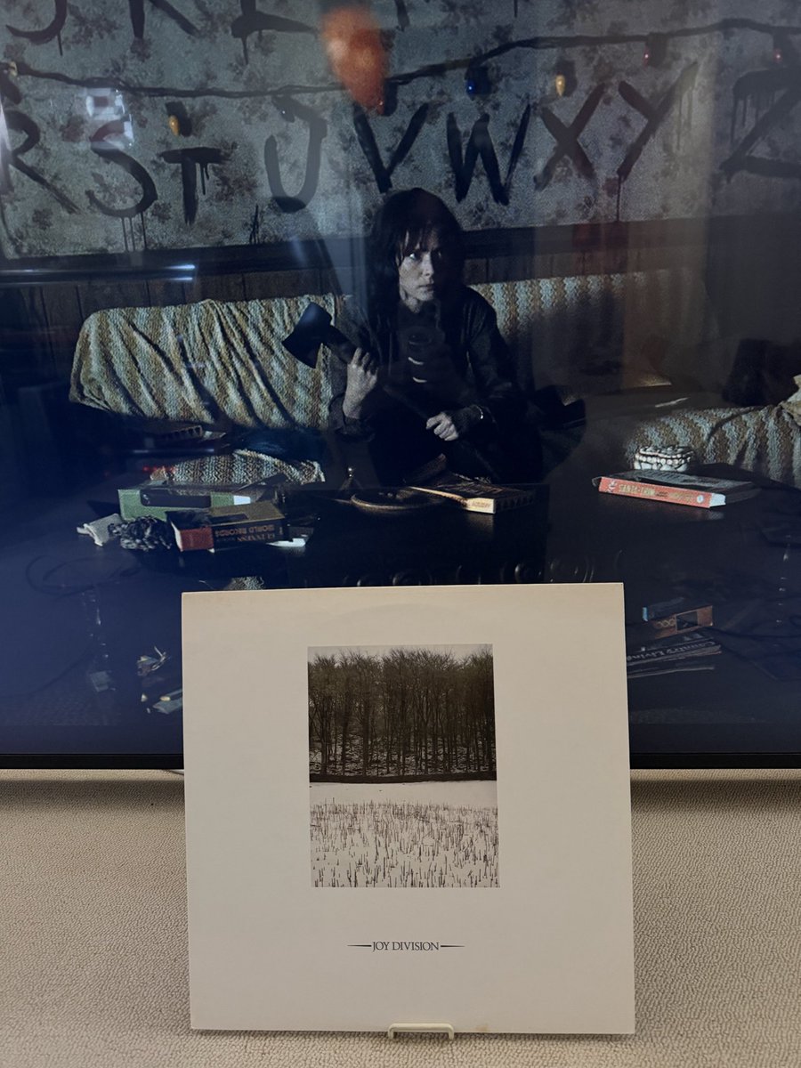 tkamkt's tweet photo. #StrangerThings vinyl
ウィルをあっちの世界きら救うため
皆んなが覚悟するシーン
その時の曲
Joy division  :  atomosphere https://t.co/2BCLylRyWM