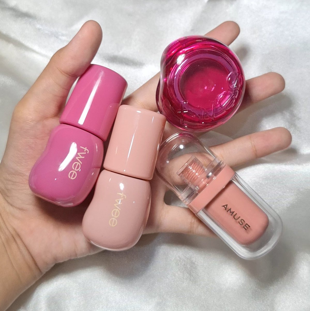 malaeveeci's tweet image. these are my beloved lippies 🤏🏻