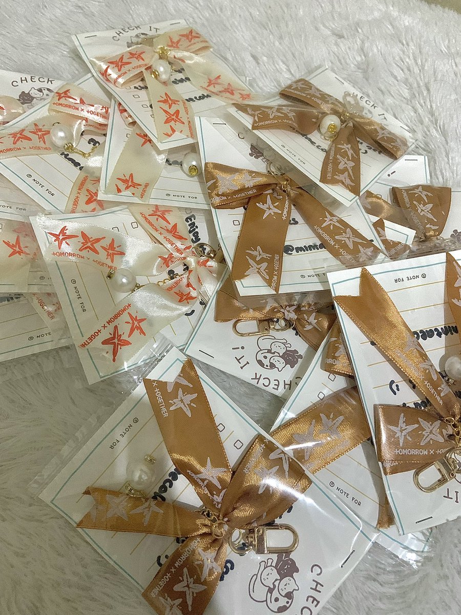 Mintaecolate_'s tweet image. TXT Act: Tomorrow Freebies ✨
📍Kuala Lumpur

✨ Ribbon Keychain ✨

I'll give out randomly on d-day 🥰
See you there moa 🥰

#TXTinKL #ACT_TOMORROW #ACT_TOMORROW_IN_KL