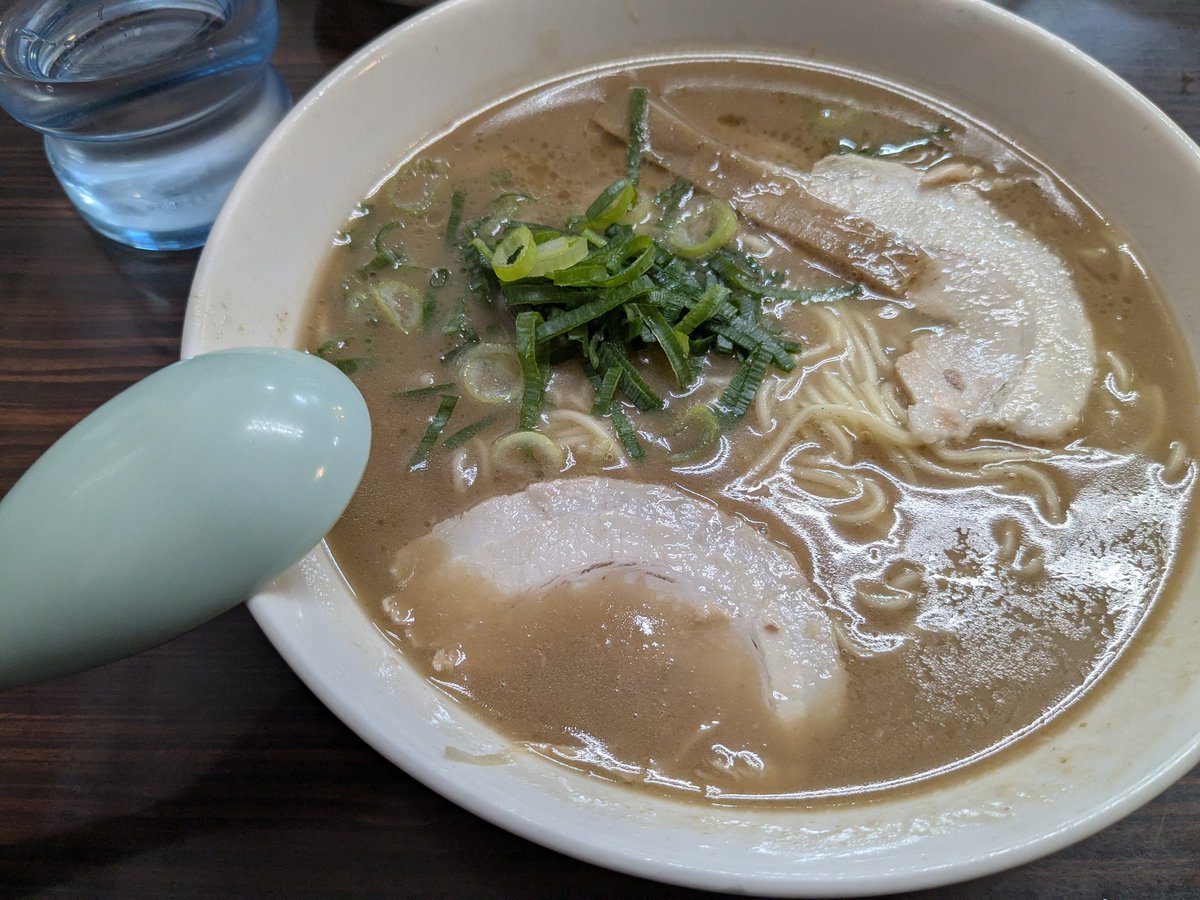 豚骨ラーメン。アスカの声優さんのサインがあった🐵