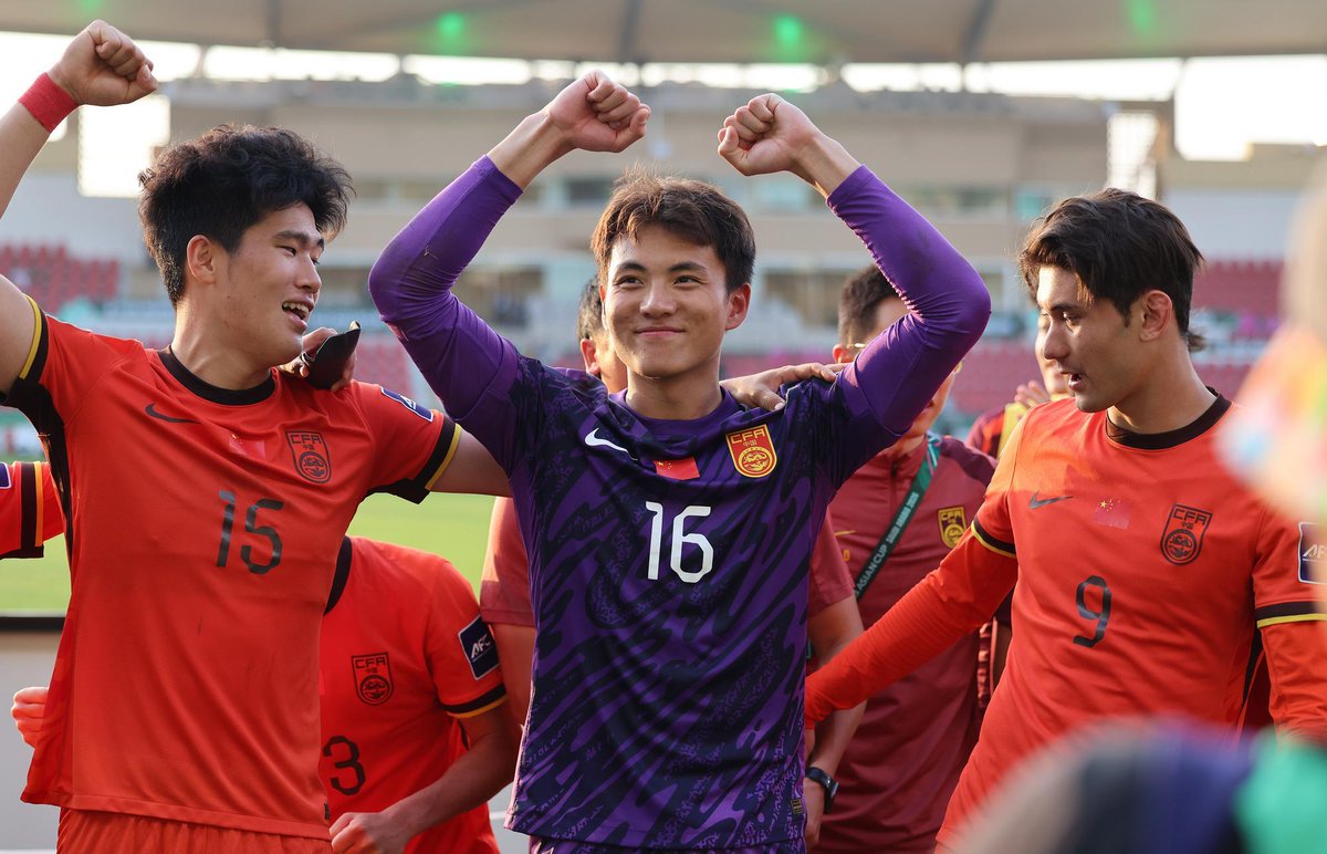 XinhuaChinese's tweet image. 中国队晋级亚洲杯四强！
当地时间1月17日，在沙特阿拉伯吉达举行的2026年亚足联U23男足亚洲杯四分之一决赛中，中国队与乌兹别克斯坦队在常规时间和加时赛0比0战平。最终通过点球大战，中国队4比2战胜乌兹别克斯坦队，晋级四强。