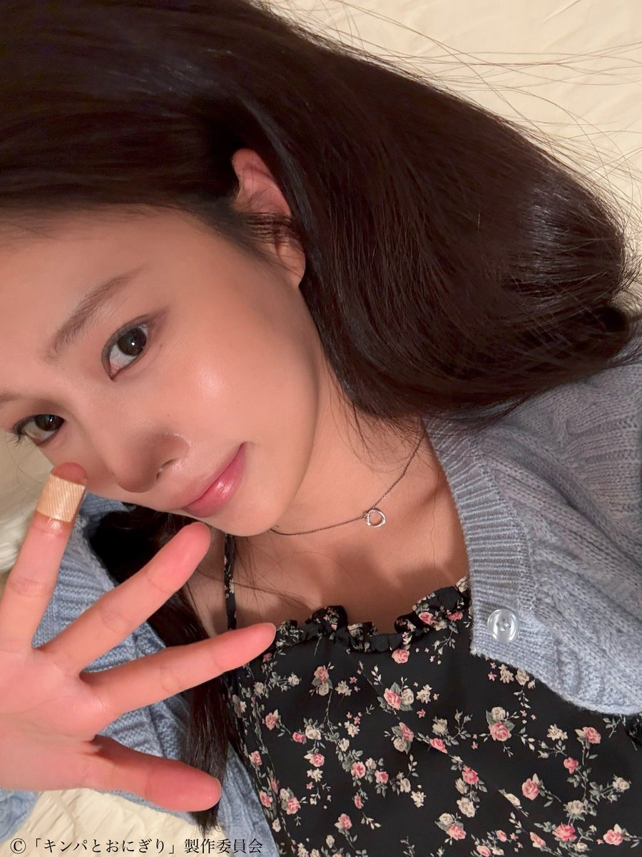 🍙#キンパとおにぎり🫶
第2話 1月19日（月）夜11時6分から放送！
放送と同時にNetflixで世界独占見放題配信📣

📸オフショット
大河（#赤楚衛二）からもらった
絆創膏を眺めるシーンより
リン（#カンヘウォン）のオフショットをお届け🕊️

▶︎TVerでは1話見逃し配信中！ぜひ何度でもお楽しみください✨