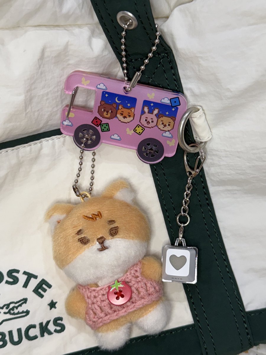 쁘쁘멀 무려 네마리도 달수있는!!!
꿈의버스 카라비너 잔여재고 판매합니다🚌
빠른 배송을 위해 주문해놓았던 재고가 남아서
저렴하게 판매하니 구경와주세요🩵
💗주문 다음날 바로 발송해드립니다💗

#데이식스 #카라비너
tmm.im/p/57311￼