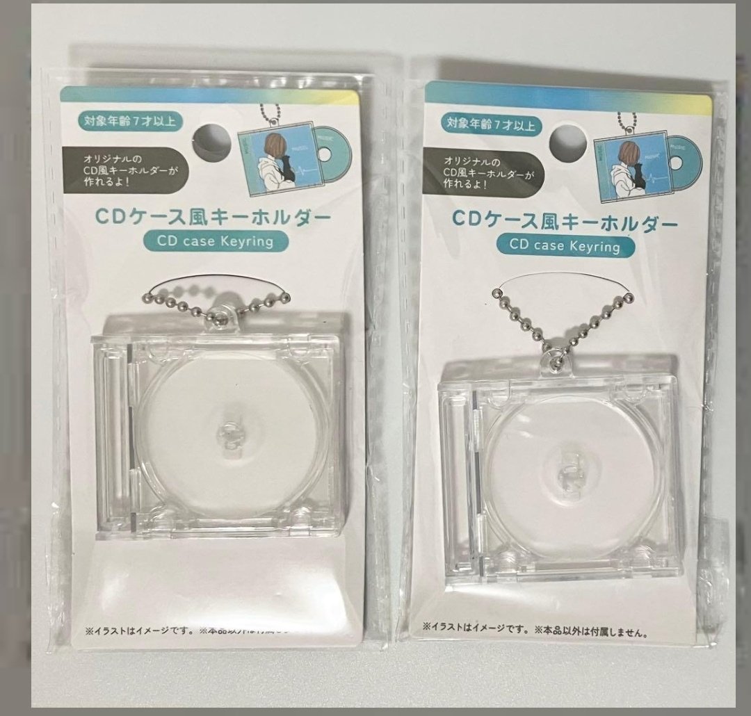 school_of_hmv's tweet image. セリアに売ってるCDケース風キーホルダーに手持ちのジュエルケースDVDを縮小コピーして貼ってみたが、これはマジでヤバい。円盤マニアからしたら相当な沼になるから迂闊に手を出してはいけない代物だった。お気に入りの円盤をミニサイズにしてキーホルダー化できるとは何という悪魔的発想…！