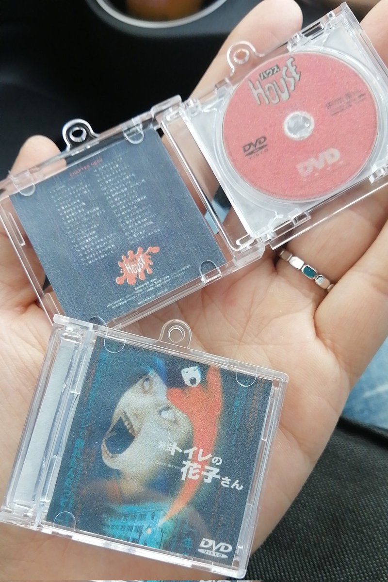 school_of_hmv's tweet image. セリアに売ってるCDケース風キーホルダーに手持ちのジュエルケースDVDを縮小コピーして貼ってみたが、これはマジでヤバい。円盤マニアからしたら相当な沼になるから迂闊に手を出してはいけない代物だった。お気に入りの円盤をミニサイズにしてキーホルダー化できるとは何という悪魔的発想…！