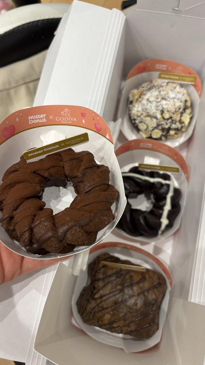 DisneyMinase's tweet photo. ミスドのGODIVA買ってきてもらったけど何食べても味がしない…めろちゃんと一緒に食べたら美味しかったのかな。 https://t.co/6sUX6mXQ1O