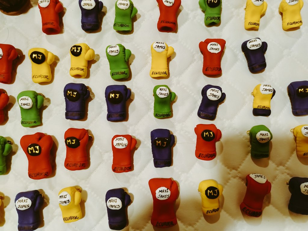 PromotoresEcol1's tweet photo. Patricio Barba y sus Artesanías Ecuatorianas, prendedores diseños guantes de boxeo. https://t.co/GegNl1UqAY