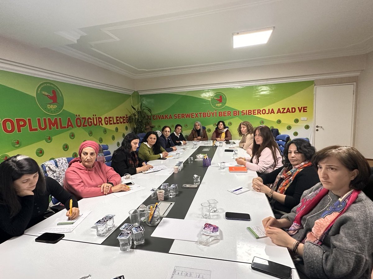 DBP_GenelMerkez's tweet photo. Kadın Parti Meclisimiz; Türkiye, Kürdistan ve Rojava başta olmak üzere Ortadoğu’da yaşanan siyasal gelişmeleri, kadın özgürlük mücadelesi ve demokratik toplum perspektifiyle ele almak, tarihsel deneyimler ışığında ortak mücadele hattını güçlendirmek amacıyla bir araya geldi. https://t.co/Ip7oIGzprl