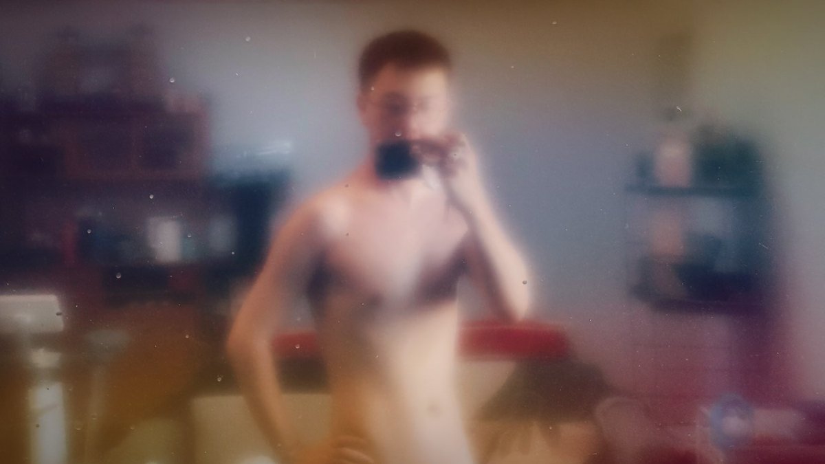 电视屏幕比镜子更好自拍🤪