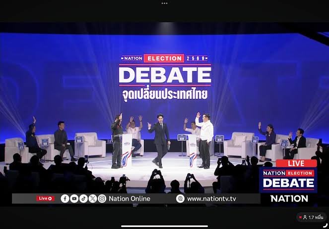 emanatepp's tweet image. ที่ตลกคือทุกคนหลงไปกับเกมของอภิสิทในการโหนเจ้ามาหาเสียงอีกแล้ว ยกมือกันให้ควัก เหมือนเป็นยันกันคนรักเจ้า พท.กับสุดารัตน์ยังหลง
#เลือกตั้งเลือกอนาคต 
#พรรคประชาชน
#พรรคประชาชน4️⃣6️⃣